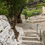 Traditional Stone Build Shale * Voutas