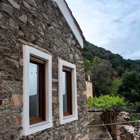 Traditional Stone Build Shale Daire *